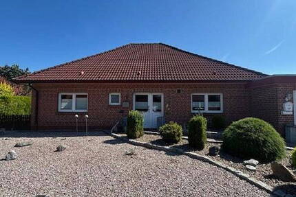 Charmanter Walmdach-Bungalow mit Flachdachgarage-stilvoll wohnen