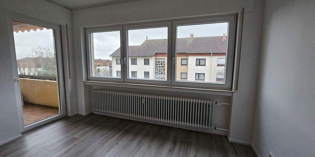 Frisch sanierte, sonnige 2-Zimmer-Wohnung mit Süd-Loggia & TG-Stellplatz - ruhig & zentral 2 zimmer