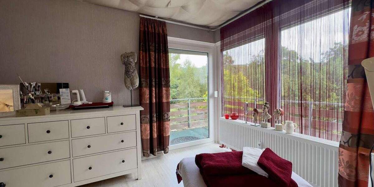 ?? Frankfurt-Goldstein: Gepflegtes 2-Familienhaus mit Garten, Garagen & Bonus zimmer