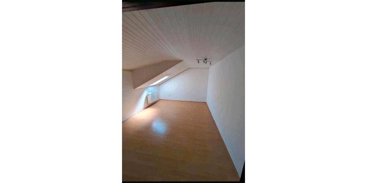 Dachgeschoßwohnung Rosbach vor der Höhe - 3 Zimmer, 90 m&sup2;, 850&euro; | Angebot:26301470