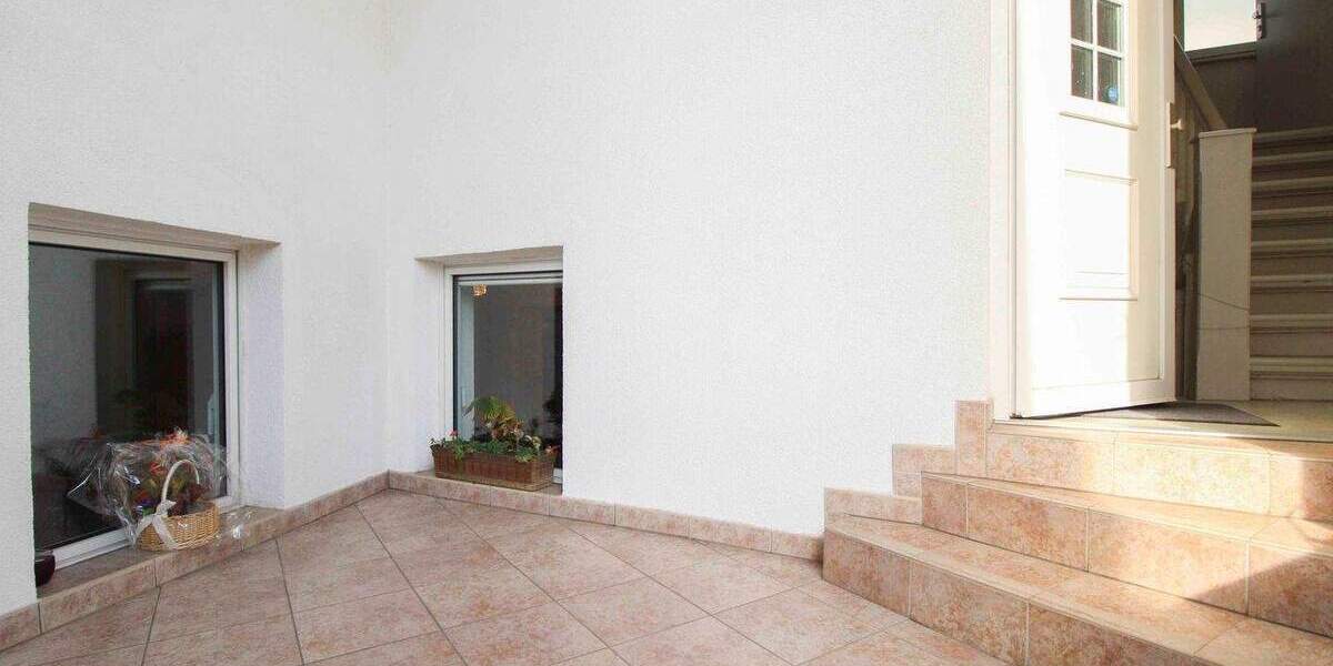 Charmantes Stadthaus in Frankfurt-Rödelheim - 175 m², modernisiert, Garage & Gewölbekeller 6 zimmer