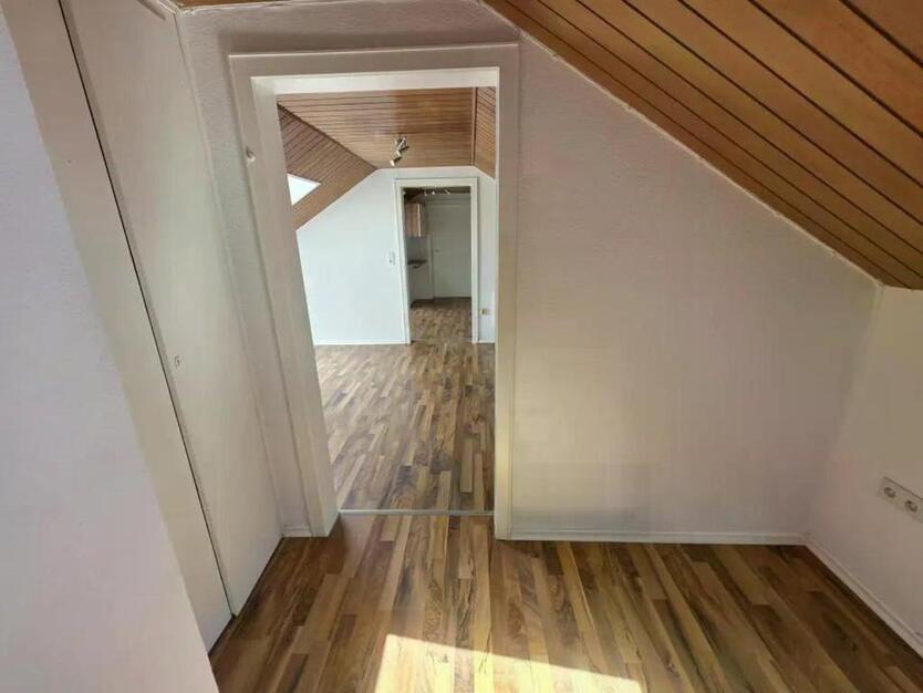 Stilvolle, neuwertige 2,5 -Zimmer-Dachgeschoss-Wohnung