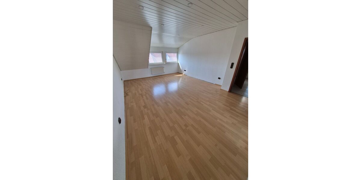Großzügige 2-Zimmer-Dachgeschosswohnung m. Winterbalkon, Stellplatz u. beghbr. Kleiderschrank - Appartement Mörfelden-Walldorf Walldorf | Angebot:26966642