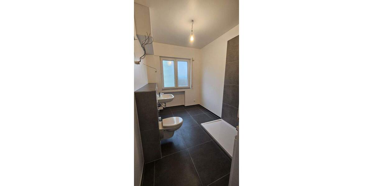 Frisch sanierte, sonnige 2-Zimmer-Wohnung mit Süd-Loggia & TG-Stellplatz - ruhig & zentral 2 zimmer