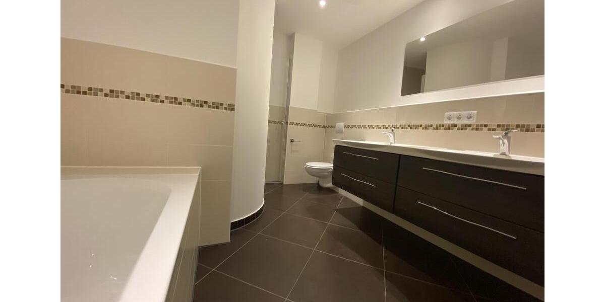 Dachgeschoßwohnung Frankfurt am Main Niederrad - 4 Zimmer, 133 m&sup2;, 2.100&euro; | Angebot:26505068