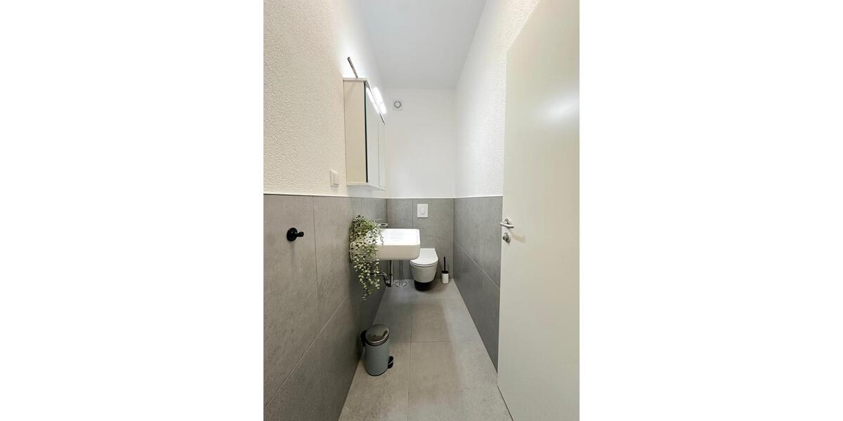 Neu renovierte WG-Zimmer – 2 Zimmer sofort verfügbar –in Frankfurt am Main 5 zimmer