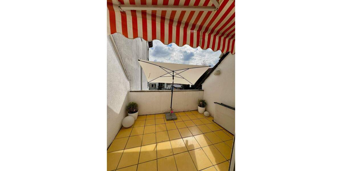 Lichtdurchflutete Wohnung mit viel Platz (zus. im DG) und Sonnenloggien 4 zimmer