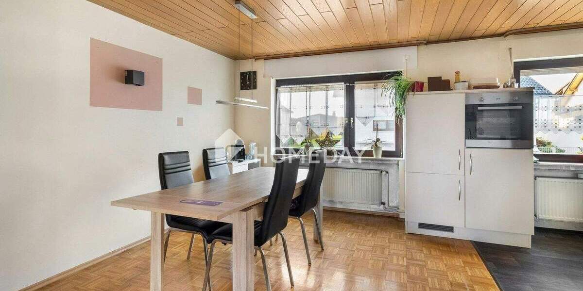 Gepflegtes MFH mit PV, Wallbox, Garagen, Balkonen & Ausbaupotenzial in ruhiger Lage 1 zimmer