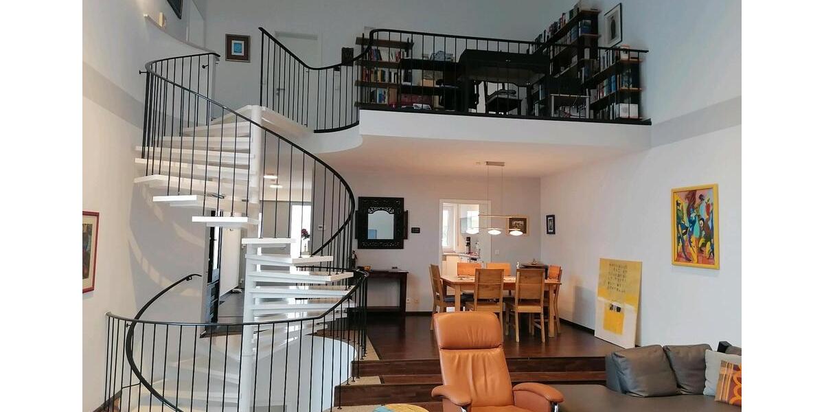 Besondere Immobilie mit zeitloser Architektur in ruhiger Lage 4 zimmer