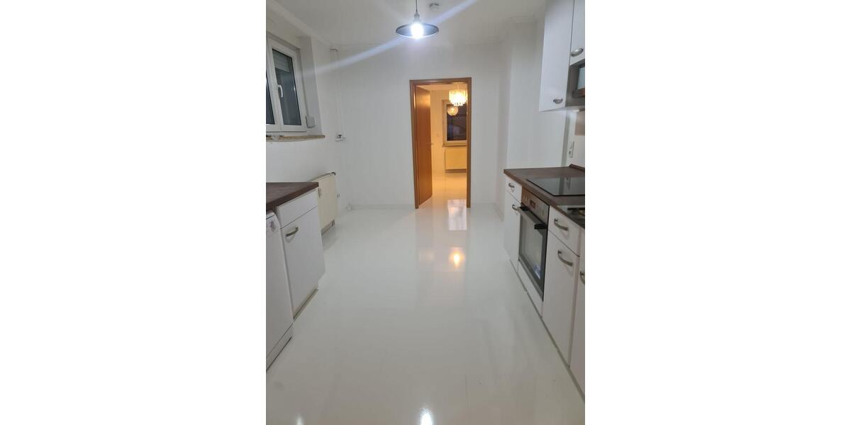 Frisch Renovierte schöne Helle 2 Zimmer-Wohnung mit Balkon 2 zimmer