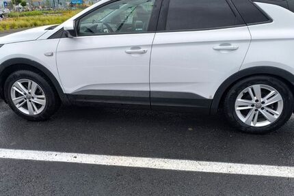 Opel Grandland (X) 185.000 km 12.900 € Frankfurt 60311