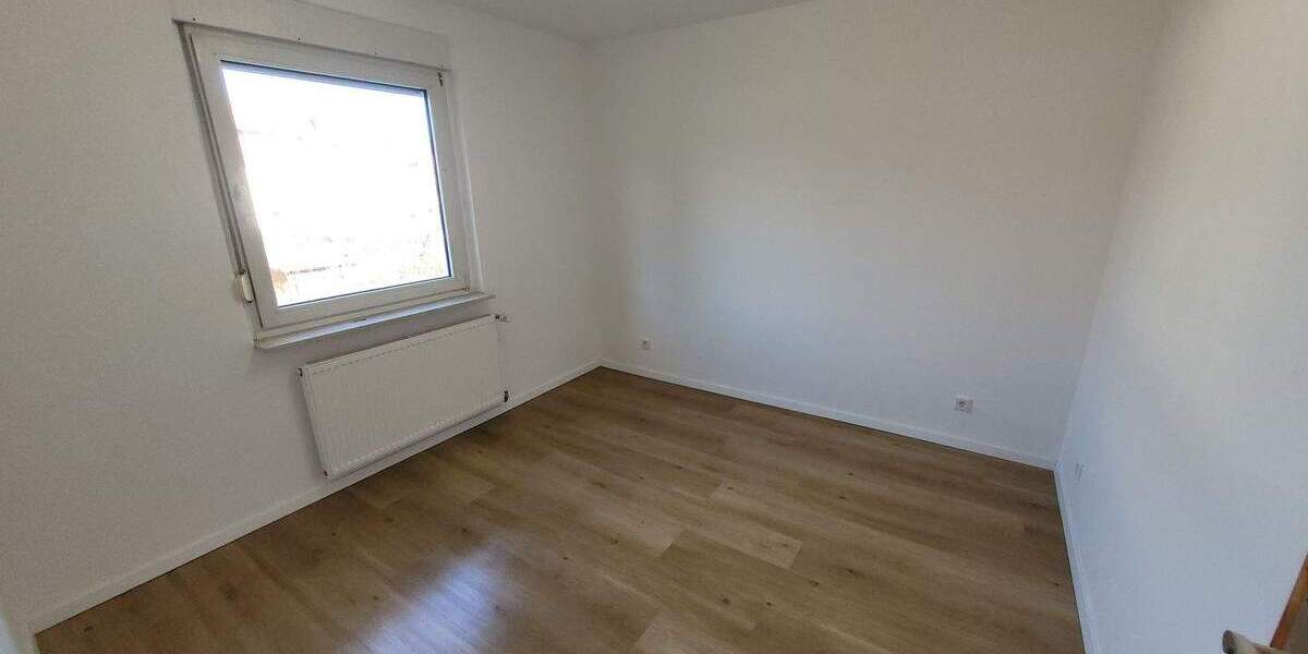Etagenwohnung Rüsselsheim - 7 Zimmer, 120 m&sup2;, 2.600&euro; | Angebot:25998817