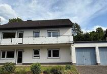 **Einfamilienwohnhaus auf großem Grundstück mit Doppelgarage und großer Werkstatt**