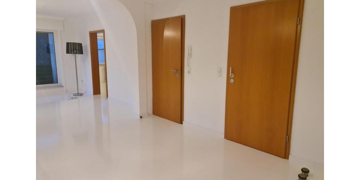 Frisch Renovierte schöne Helle 2 Zimmer-Wohnung mit Balkon 2 zimmer