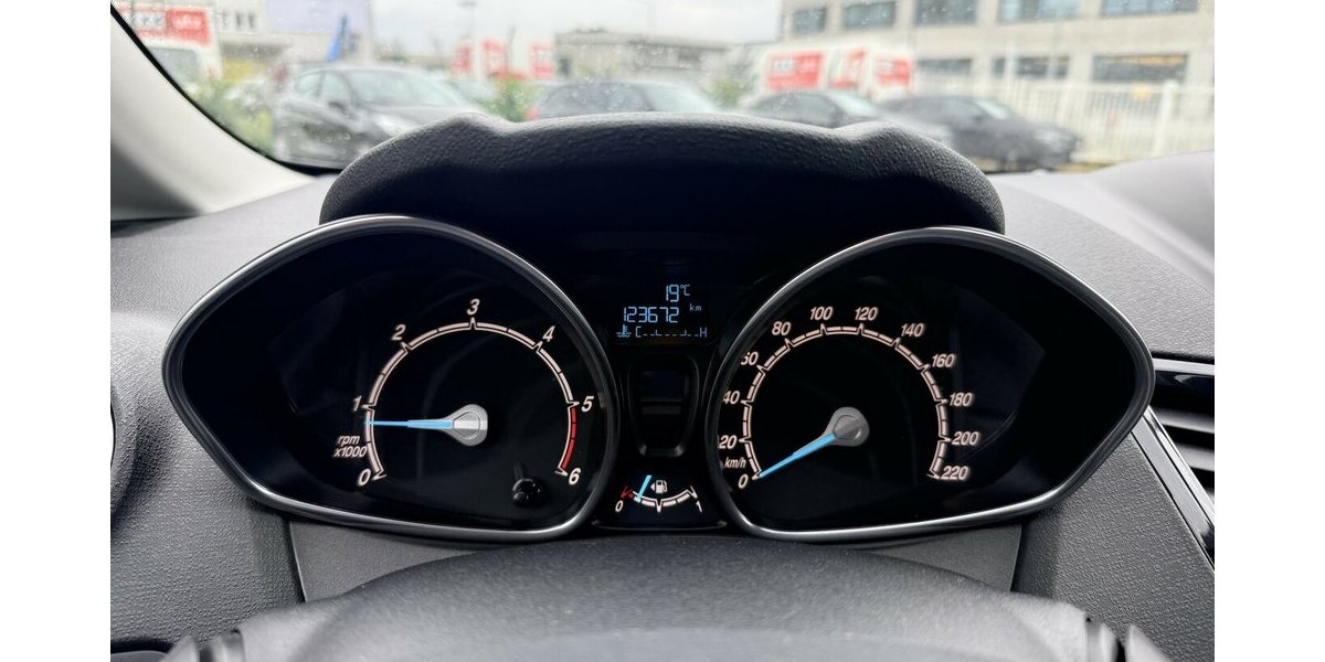 Ford Fiesta 1.5 TDCI Titanium/2Hd 123.000 km 5.990 &euro; Frankfurt 60386
