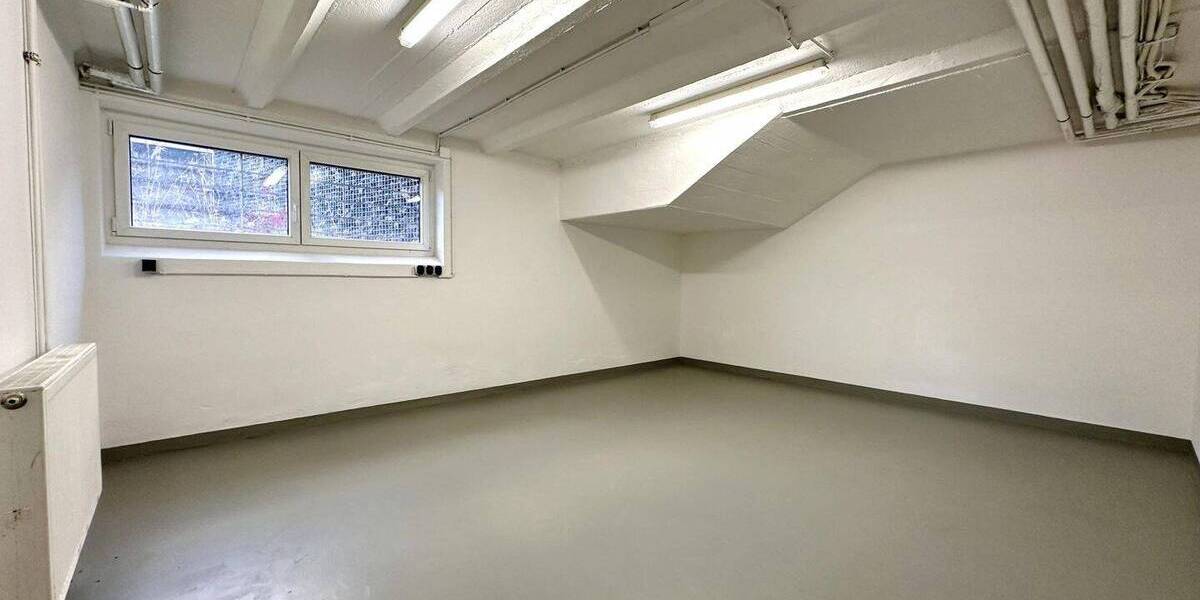 Gewerbefläche mit viel Lagermöglichkeiten, Stellplätzen und Scheune! zimmer