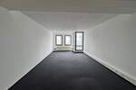 Zwei leerstehende Büroeinheiten zimmer