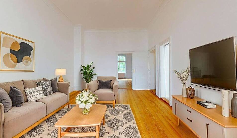 Erstbezug nach Sanierung - Charmante AltbauWohnung mit drei Zimmern, Wintergarten, Balkon und Aufzug