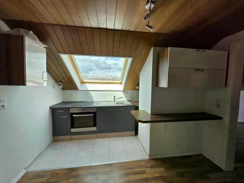 Stilvolle, neuwertige 2,5 -Zimmer-Dachgeschoss-Wohnung