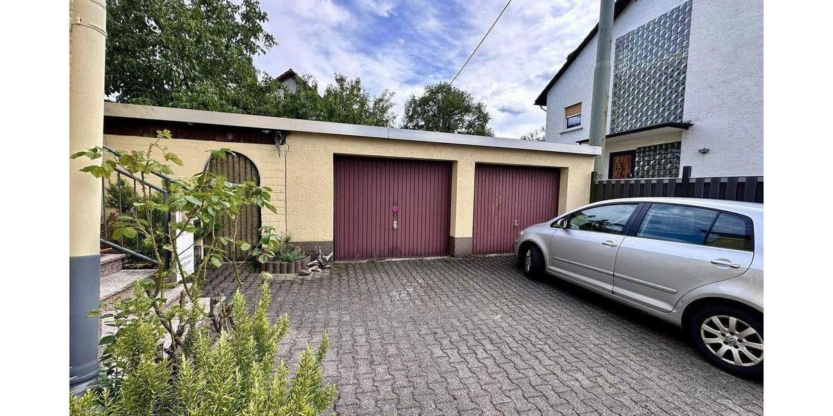 ?? Frankfurt-Goldstein: Gepflegtes 2-Familienhaus mit Garten, Garagen & Bonus zimmer