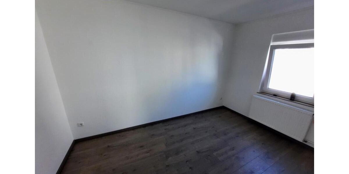 Renovierte 3 Zimmer Wohnung mit Küche und neuem Badezimmer 3 zimmer