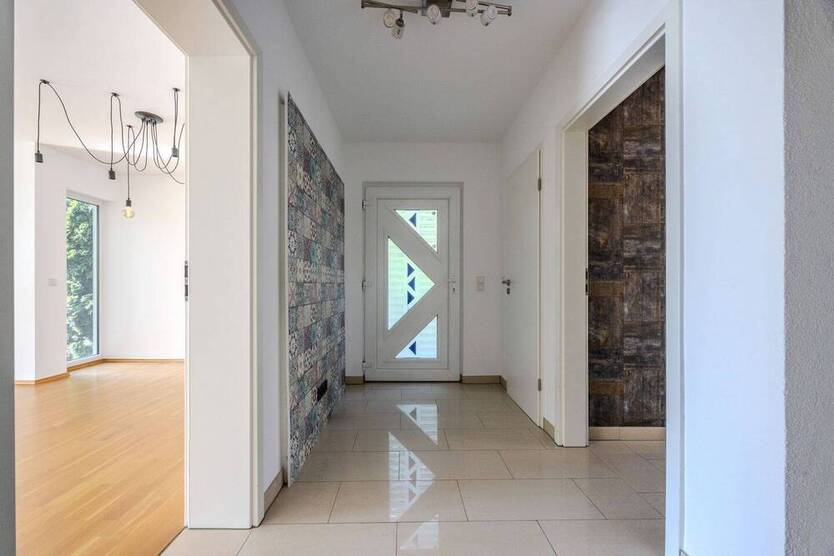 Schicke Maisonette-Wohnung mit sehr großer Sonnenterrasse und 2 Stellplätzen!