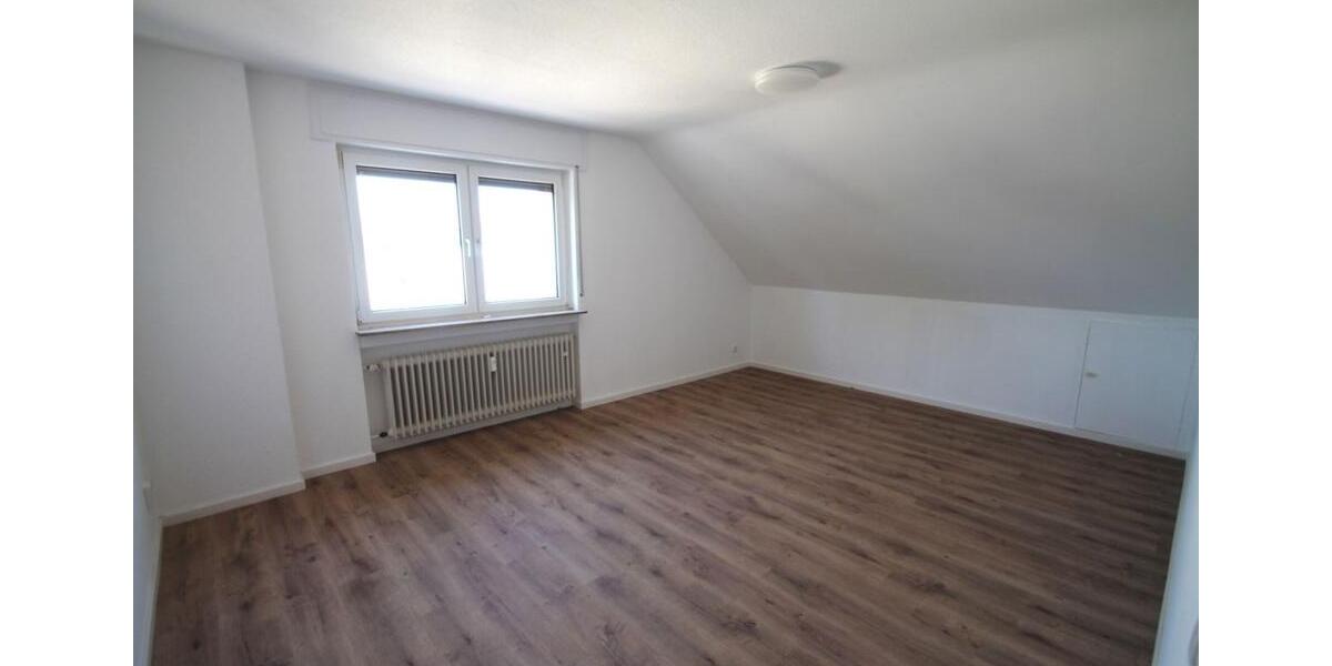 Dachgeschoßwohnung Frankfurt am Main West - 3.5 Zimmer, 92 m&sup2;, 1.100&euro; | Angebot:26196702