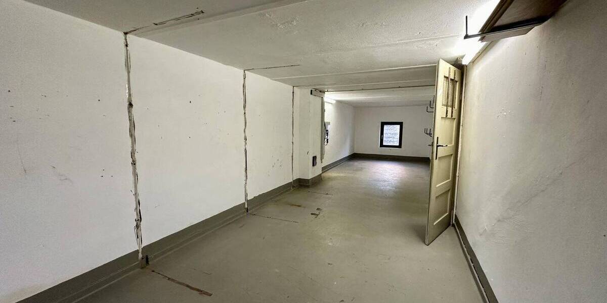 Gewerbefläche mit viel Lagermöglichkeiten, Stellplätzen und Scheune! zimmer