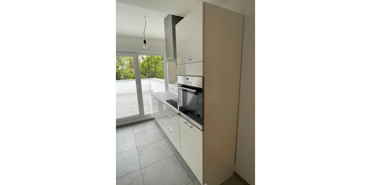 Sanierte Dachgeschosswohnung mit großer Terrasse und EBK 3 zimmer