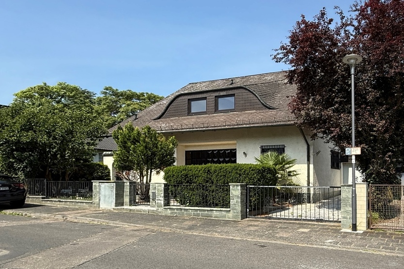 Repräsentativ und top gepflegt: Exclusive kleine Villa in Offenbach-Buchrain! 8 zimmer
