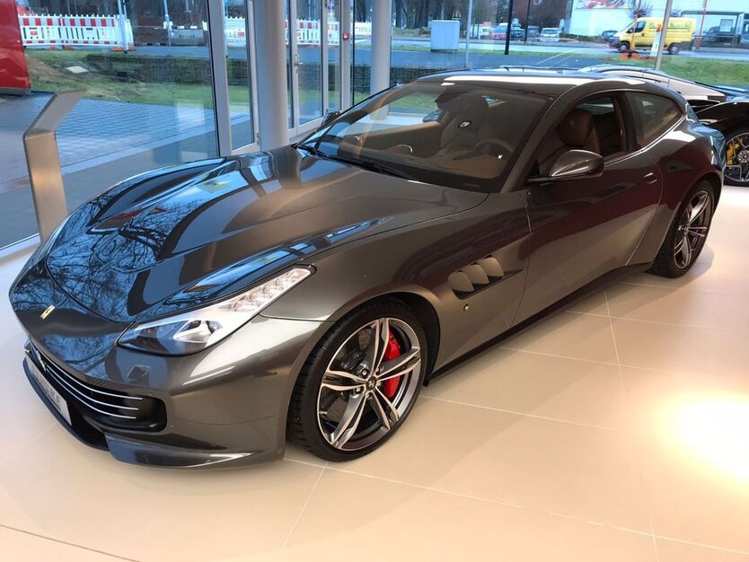 Ferrari GTC4Lusso 21.300 km 209.900 € Kelsterbach 65451