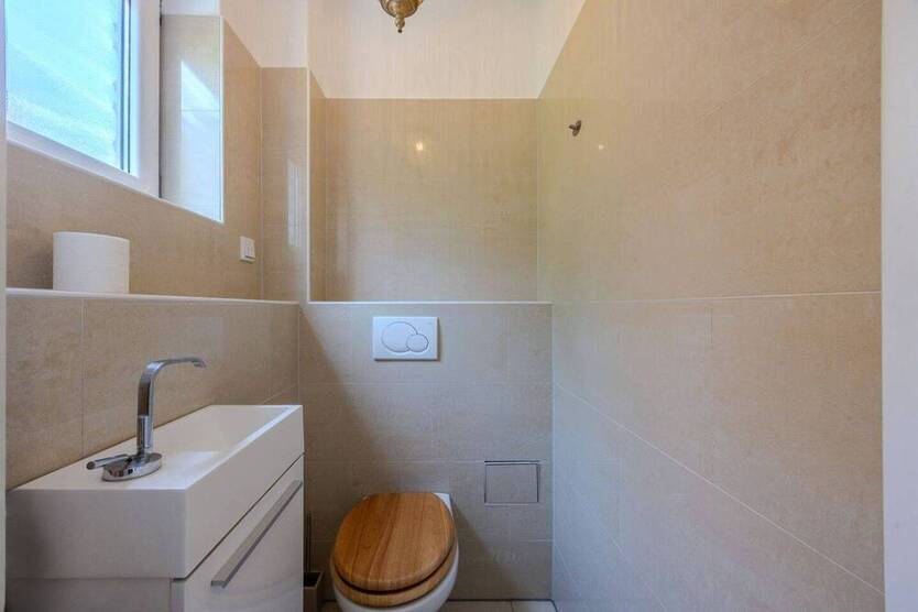 Schicke Maisonette-Wohnung mit sehr großer Sonnenterrasse und 2 Stellplätzen!