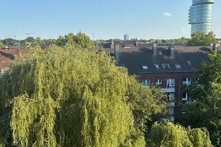 PRIVAT: Moderne 2,5 Zi. Dachgeschoss-Wohnung in ruhiger zentraler Top-Lage, ohne Balkon
