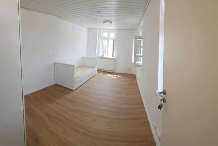 Haus Langen - 11 Zimmer, 250 m&sup2;, 550&euro; | Angebot:25541462