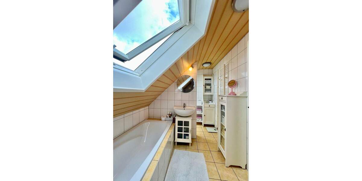 Lichtdurchflutete Wohnung mit viel Platz (zus. im DG) und Sonnenloggien 4 zimmer