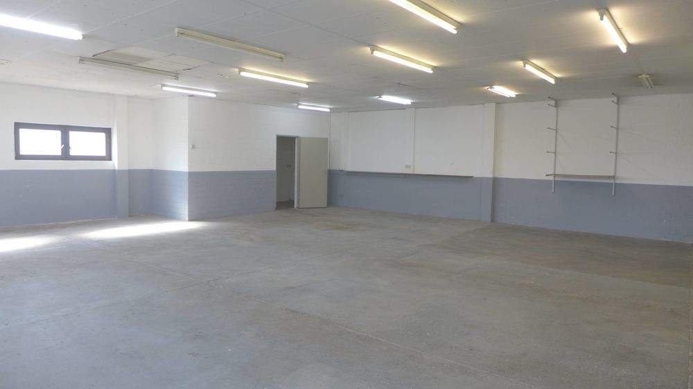 Beheizbare Lagerhalle mit Büro, Ausstellungs- und Verkaufsfläche in Groß-Gerau zimmer