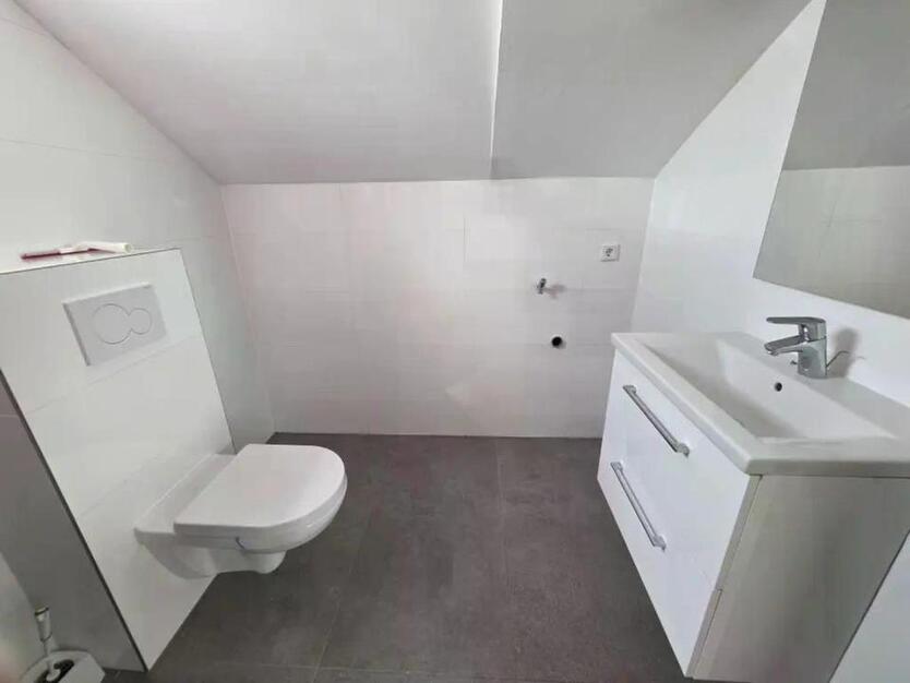 Stilvolle, neuwertige 2,5 -Zimmer-Dachgeschoss-Wohnung