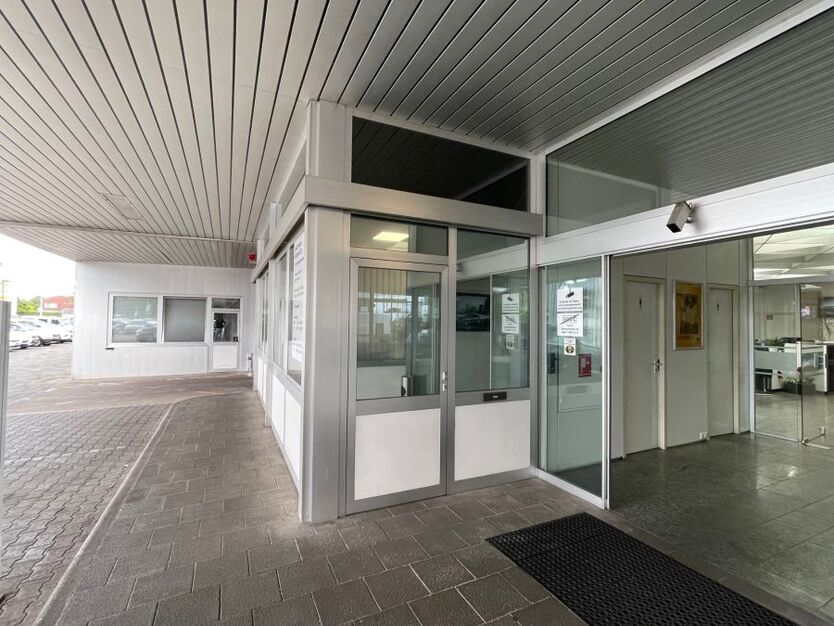 Modernes kleines Büro Verkaufsraum mit Aussen-Ausstellungsfläche Stellplätze auf Autohausgelände in TOP Lage Dieburg zimmer