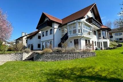 Haus Mömbris - 8 Zimmer, 350 m&sup2;, 2.900&euro; | Angebot:26367496