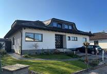 *Hainburg* Eleganter Walmdachbungalow mit herrlichem Garten und Tiefgarage