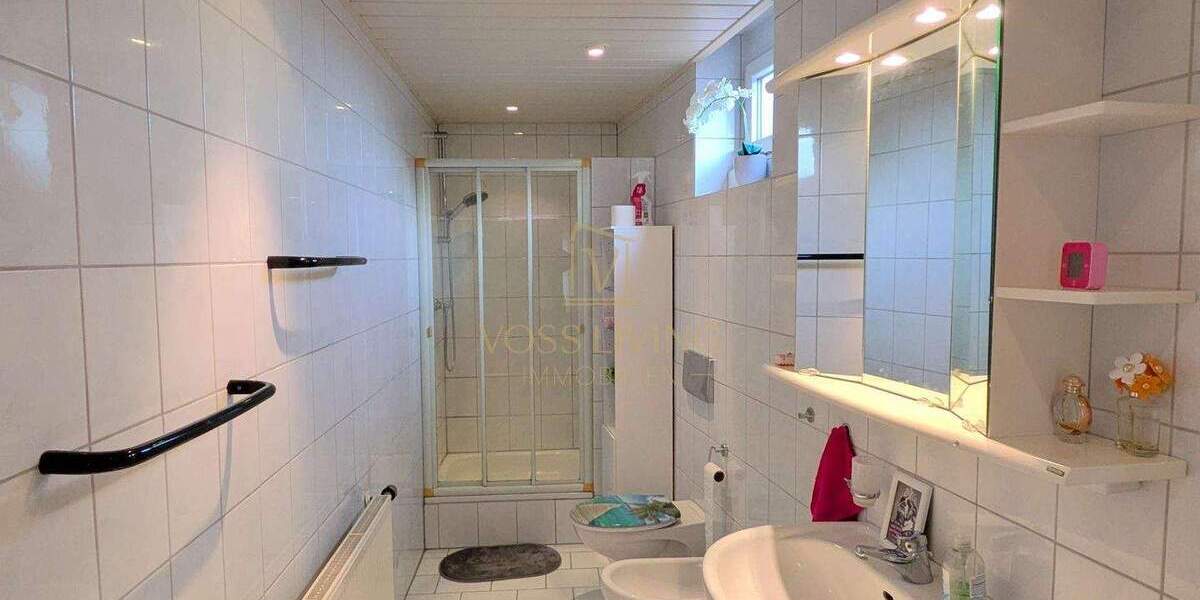 Großes potentialträchtiges Haus mit Garten, Balkon, 3 KFZ Stellplätzen, Keller und Nebengebäude 1 zimmer