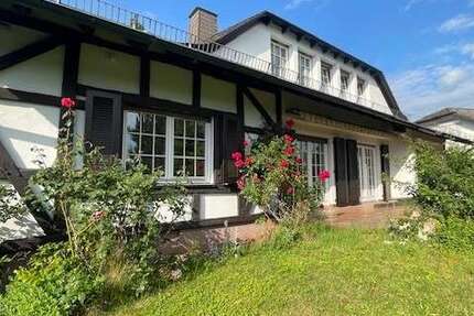 Haus Dreieich - 8 Zimmer, 230 m&sup2;, 4.000&euro; | Angebot:25569696