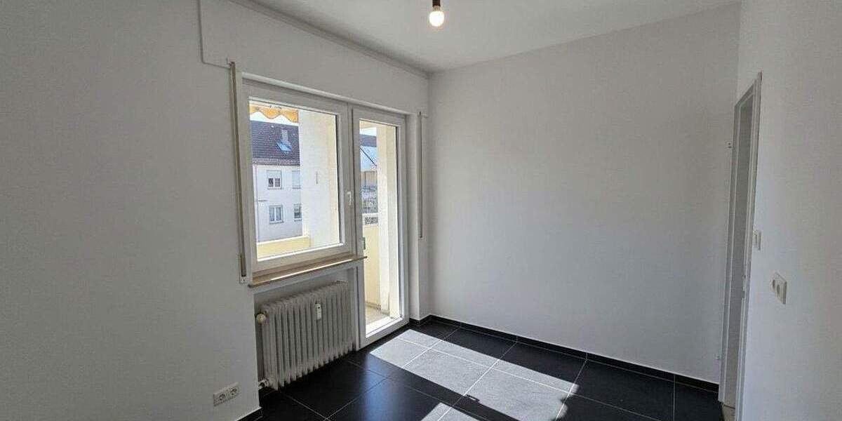 Frisch sanierte, sonnige 2-Zimmer-Wohnung mit Süd-Loggia & TG-Stellplatz - ruhig & zentral 2 zimmer