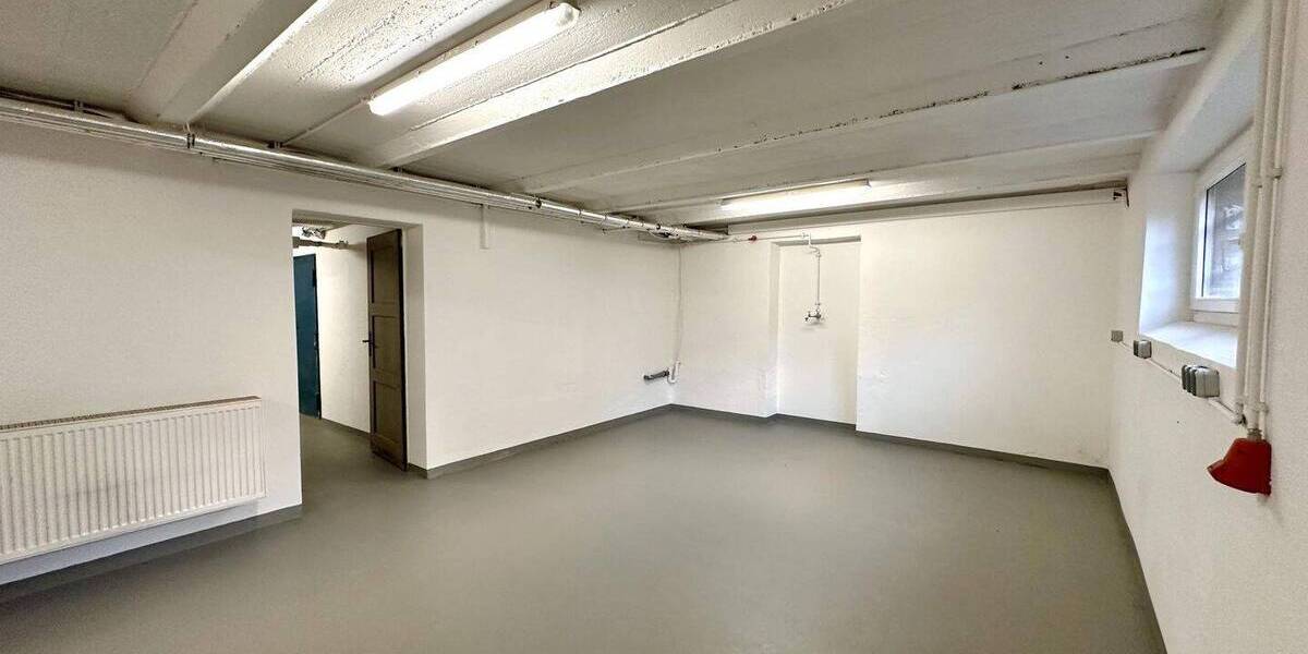 Gewerbefläche mit viel Lagermöglichkeiten, Stellplätzen und Scheune! zimmer