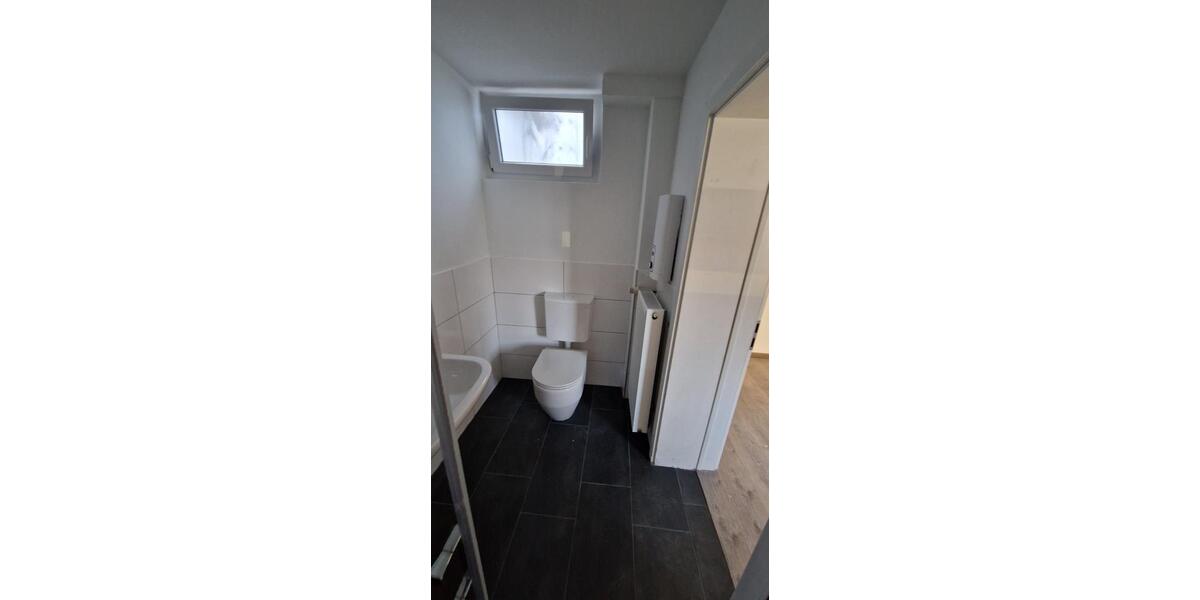 Renovierte 3 Zimmer Wohnung mit Küche und neuem Badezimmer 3 zimmer