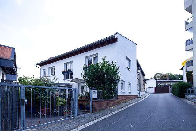 Haus zum Kaufen in Eschborn 875.000 € 270 m² 8.5 zimmer