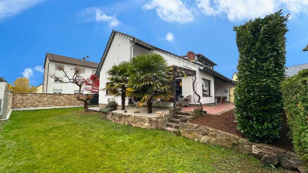 Haus zum Kaufen in Hattersheim am Main 1.075.000 € 200 m² 6 zimmer