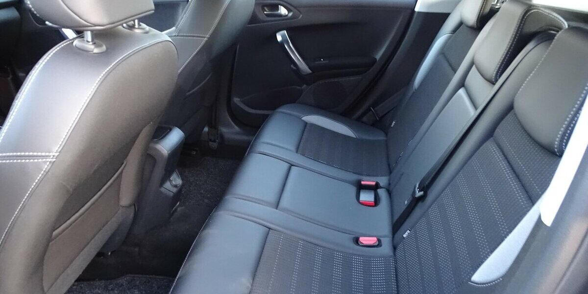 Peugeot 2008 Allure Automatik, Navigation, Parksensoren, 32.718 km 10.990 &euro; Rodgau 63110