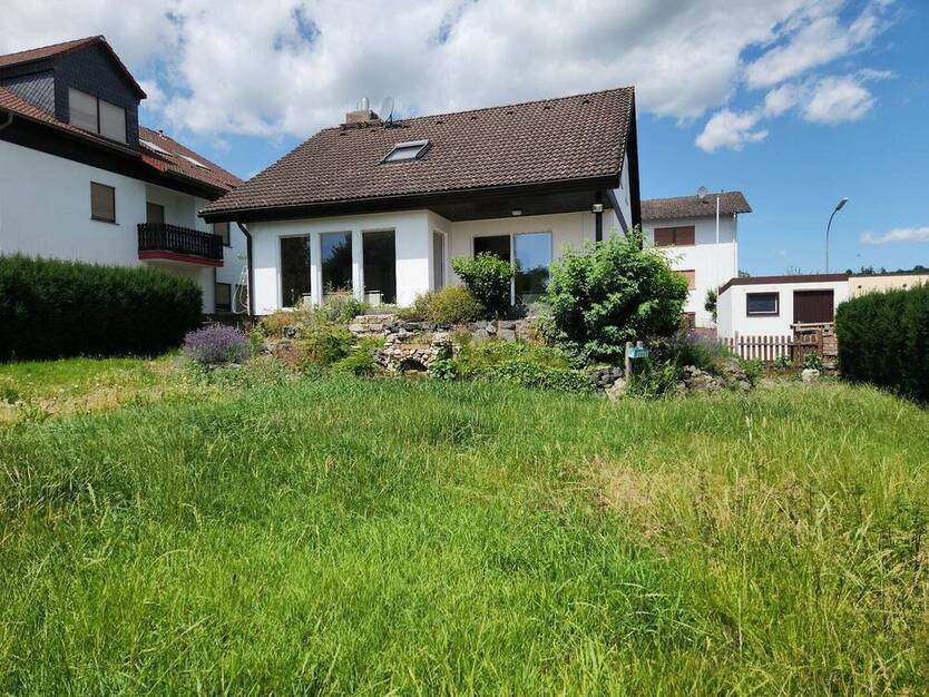 Großzügiges EFH mit sep. ELW und Garage in familienfreundlicher Lage in Altenstadt OT.