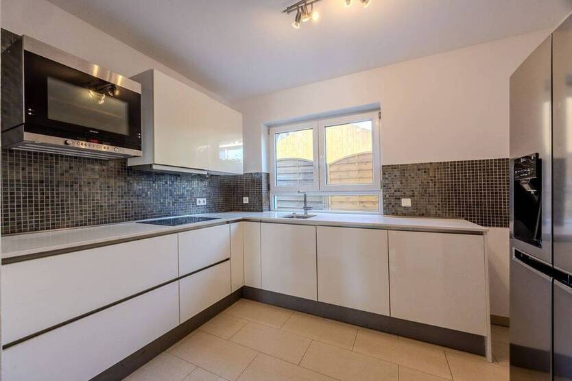 Schicke Maisonette-Wohnung mit sehr großer Sonnenterrasse und 2 Stellplätzen!